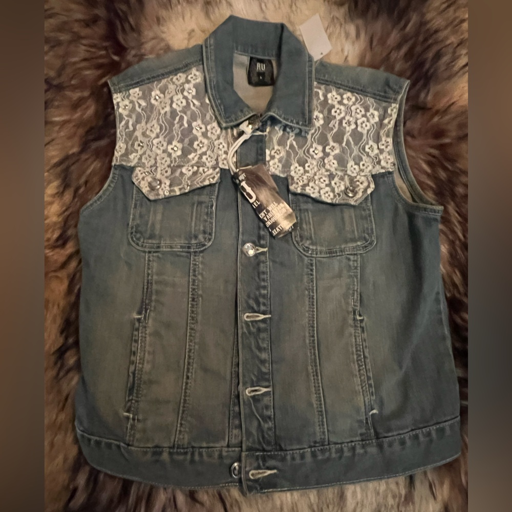 Denim vest with lace